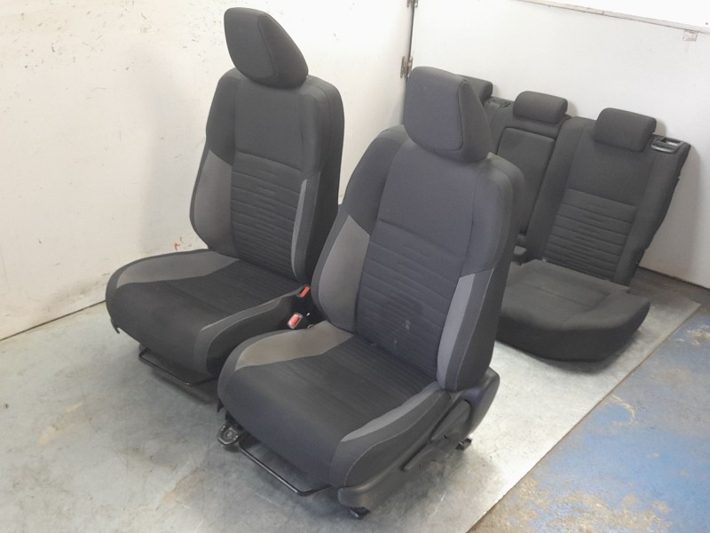 Recambio de juego asientos completo para toyota auris (_e18_) 1.8 hybrid (zwe186_) referencia OEM IAM 710720ZB30C1  