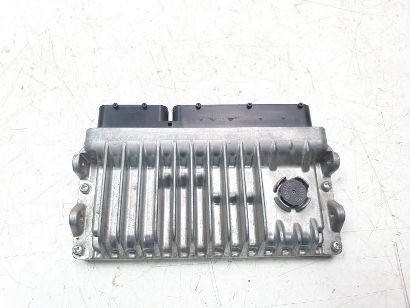 Recambio de centralita motor uce para toyota yaris hybrid active referencia OEM IAM 896610U230  