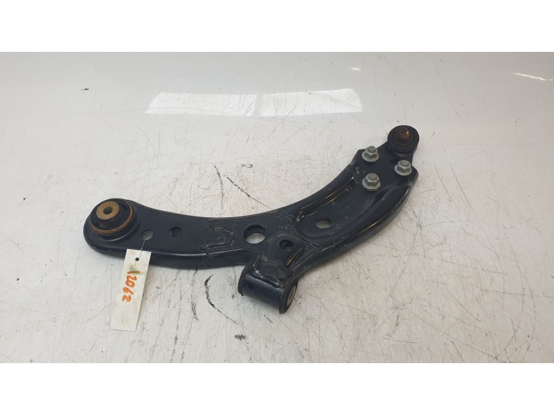 Recambio de brazo suspension inferior delantero izquierdo para mg zs luxury referencia OEM IAM 11048892  