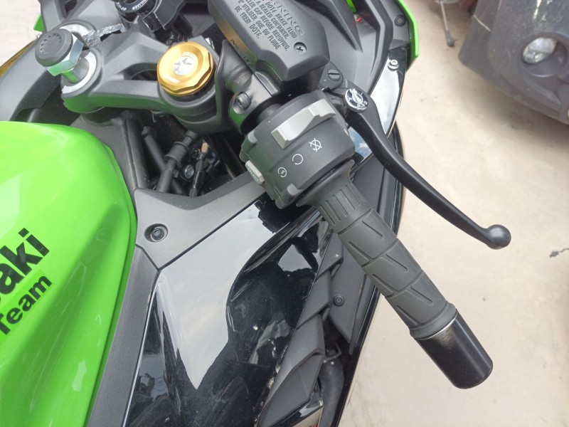 Recambio de piña luces derecha para kawasaki zx-4r zx-4r referencia OEM IAM   