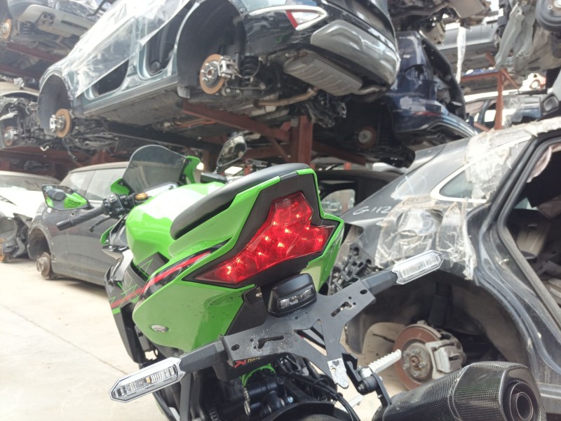 Recambio de piloto trasero central para kawasaki zx-4r zx-4r referencia OEM IAM   