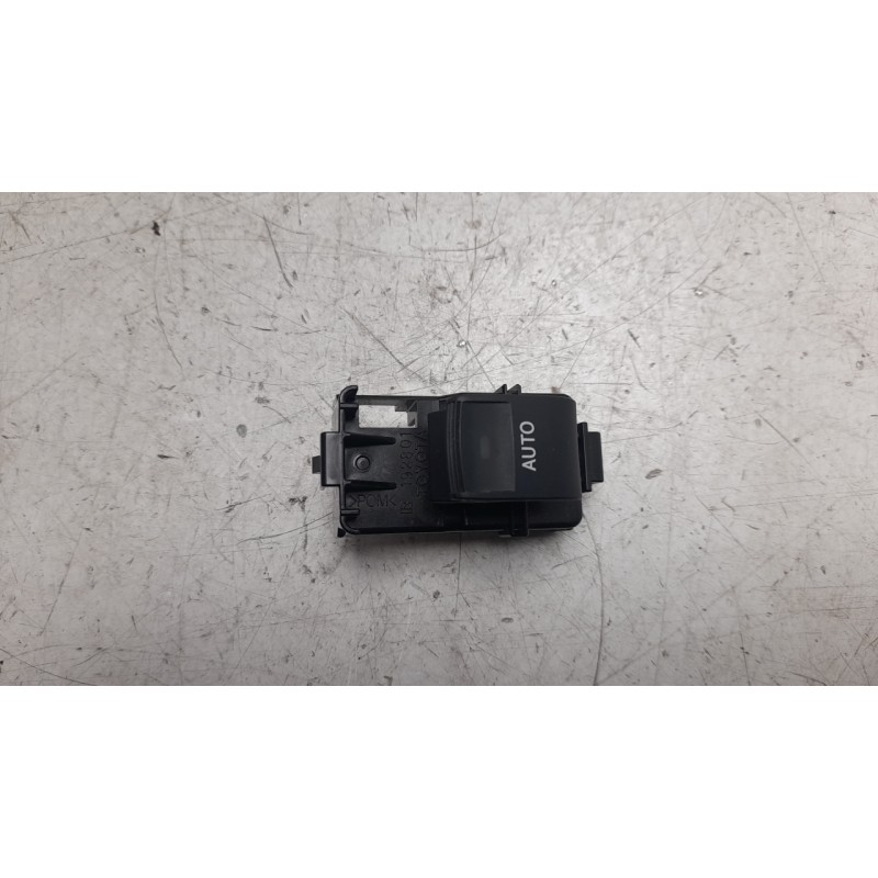 Recambio de mando elevalunas trasero derecho para toyota auris (_e18_) 1.8 hybrid (zwe186_) referencia OEM IAM 19280  