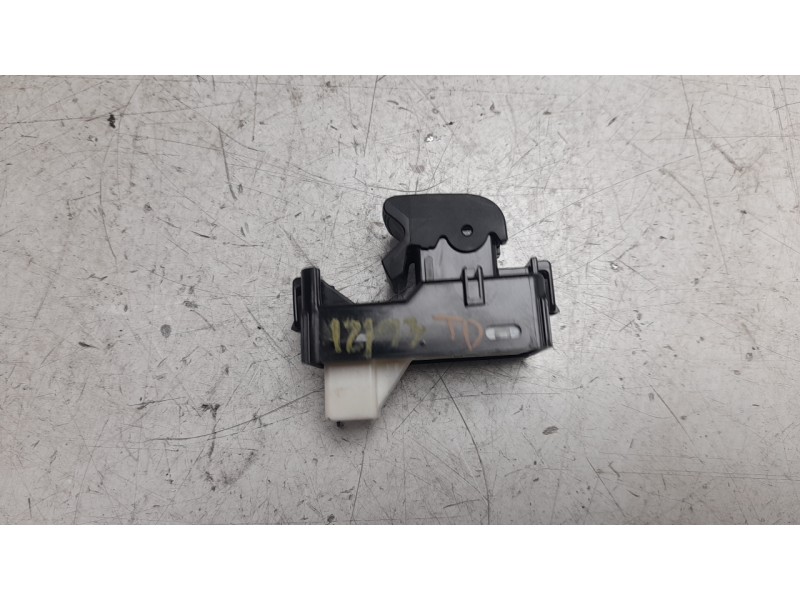 Recambio de mando elevalunas trasero derecho para toyota auris (_e18_) 1.8 hybrid (zwe186_) referencia OEM IAM 19280  