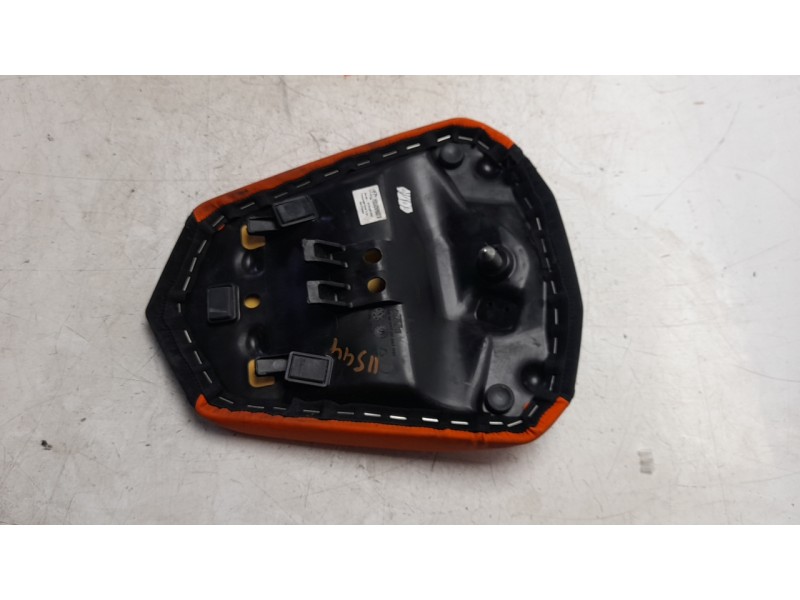 Recambio de asiento para ktm 1290 super duke r referencia OEM IAM 61707047000  