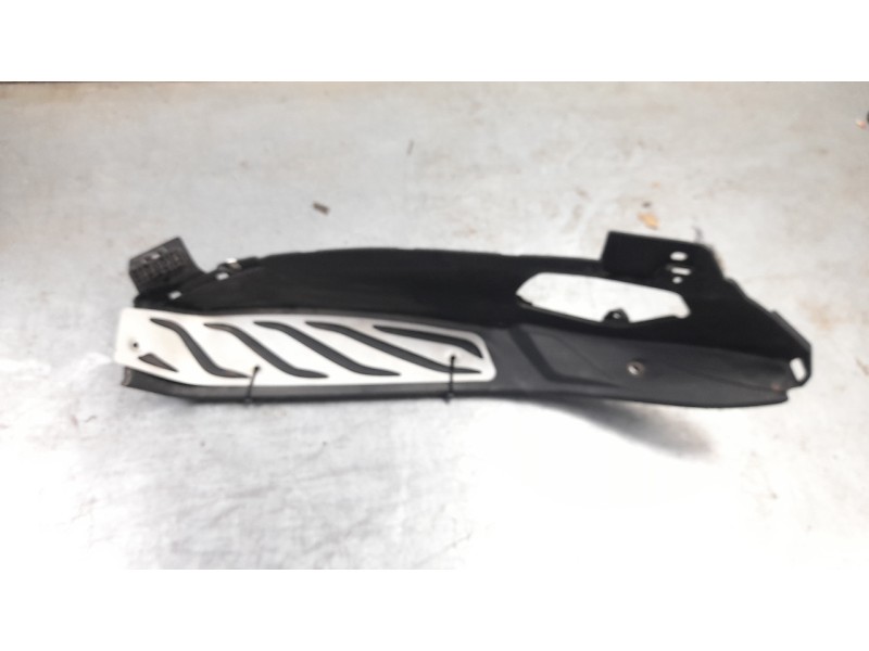 Recambio de moldura para piaggio (vespa) mp3 400 hpe referencia OEM IAM 1352395  