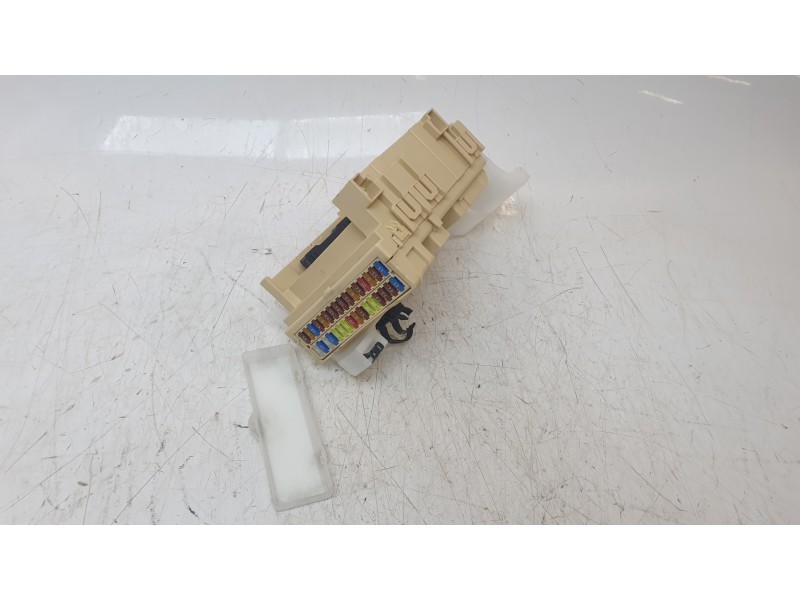 Recambio de caja reles / fusibles para toyota auris (_e18_) 1.8 hybrid (zwe186_) referencia OEM IAM 8273012X81  