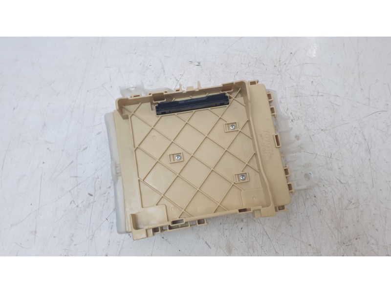 Recambio de caja reles / fusibles para toyota auris (_e18_) 1.8 hybrid (zwe186_) referencia OEM IAM 8273012X81  