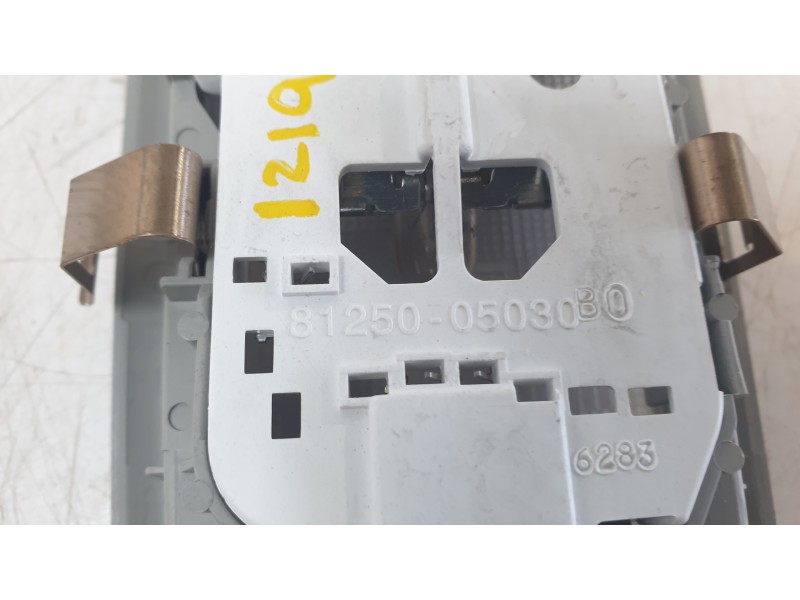 Recambio de luz interior para toyota auris (_e18_) 1.8 hybrid (zwe186_) referencia OEM IAM 8125005030  