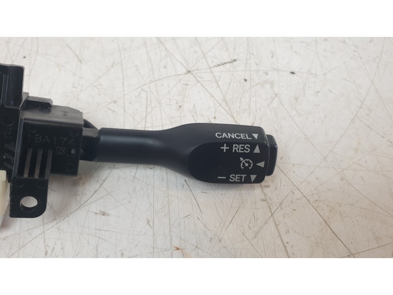Recambio de mando volante para toyota auris (_e18_) 1.8 hybrid (zwe186_) referencia OEM IAM 18A174  