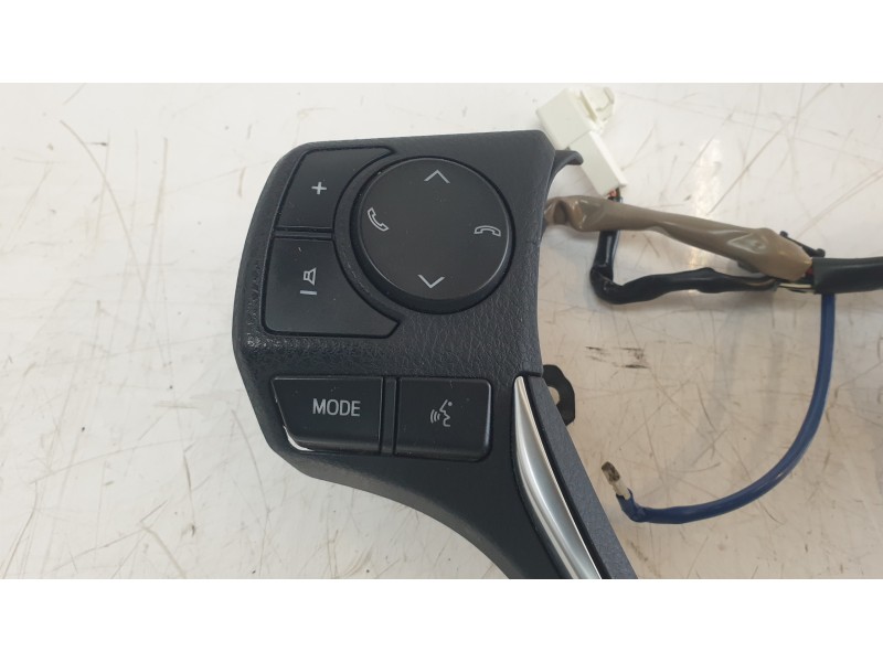 Recambio de mando volante para toyota auris (_e18_) 1.8 hybrid (zwe186_) referencia OEM IAM F70CS1815  