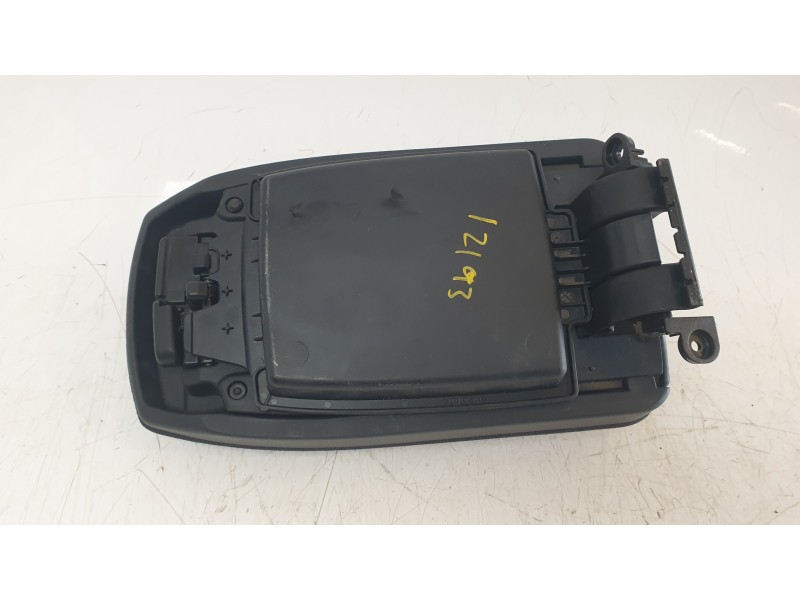 Recambio de apoyabrazos central para toyota auris (_e18_) 1.8 hybrid (zwe186_) referencia OEM IAM 5890502880C2  
