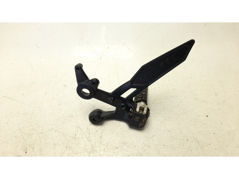Recambio de estribo lateral para ktm duke 790 duke l referencia OEM IAM C90703039000C1  