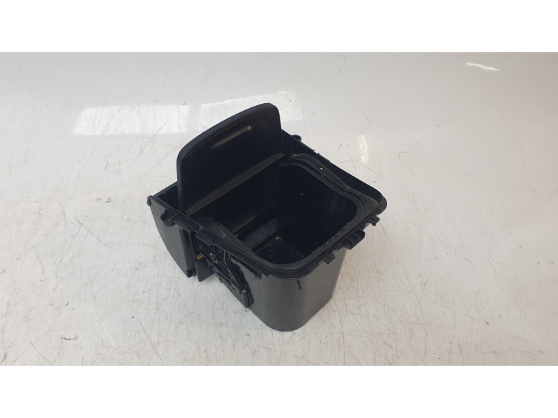 Recambio de cenicero para mercedes-benz clase gla (w156) gla 200 cdi (156.908) referencia OEM IAM A1766807400  