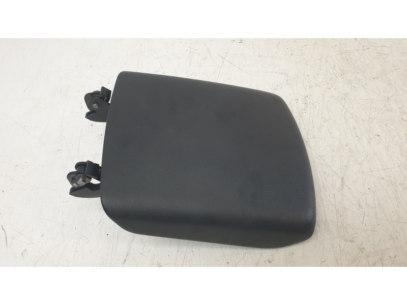 Recambio de apoyabrazos central para hyundai tucson (nx) klass 2wd referencia OEM IAM 84660N7200NNB  