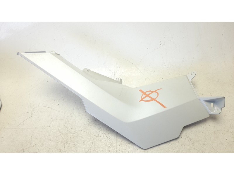 Recambio de moldura para honda adv 350 referencia OEM IAM 64331K2LD000  