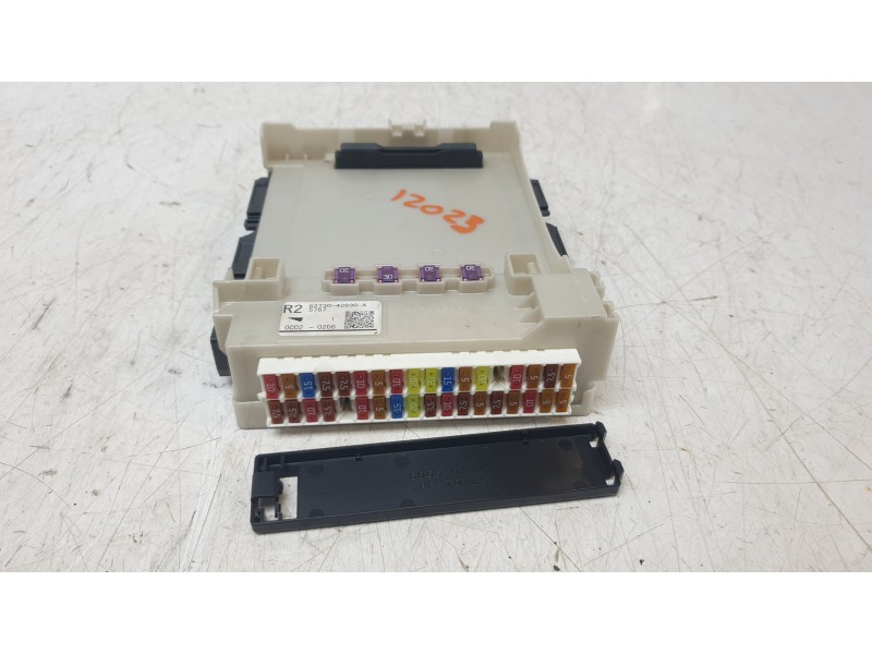Recambio de caja reles / fusibles para toyota yaris hybrid active referencia OEM IAM 8273042890  
