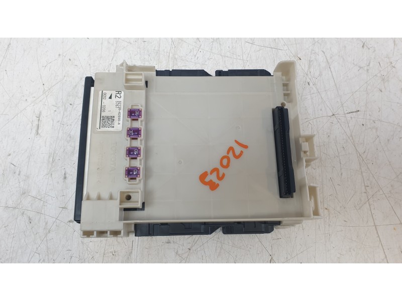 Recambio de caja reles / fusibles para toyota yaris hybrid active referencia OEM IAM 8273042890  