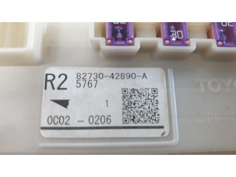 Recambio de caja reles / fusibles para toyota yaris hybrid active referencia OEM IAM 8273042890  