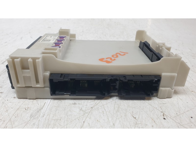 Recambio de caja reles / fusibles para toyota yaris hybrid active referencia OEM IAM 8273042890  