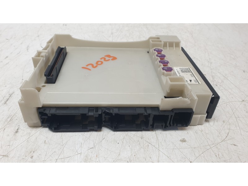 Recambio de caja reles / fusibles para toyota yaris hybrid active referencia OEM IAM 8273042890  