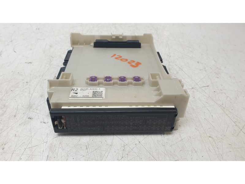Recambio de caja reles / fusibles para toyota yaris hybrid active referencia OEM IAM 8273042890  