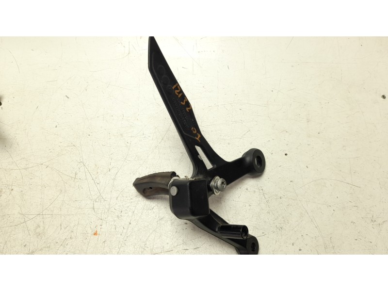 Recambio de estribo lateral para ktm duke 790 duke l referencia OEM IAM C90703038000C1  