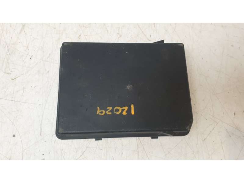 Recambio de caja reles / fusibles para renault clio v intens referencia OEM IAM 284B77213R  
