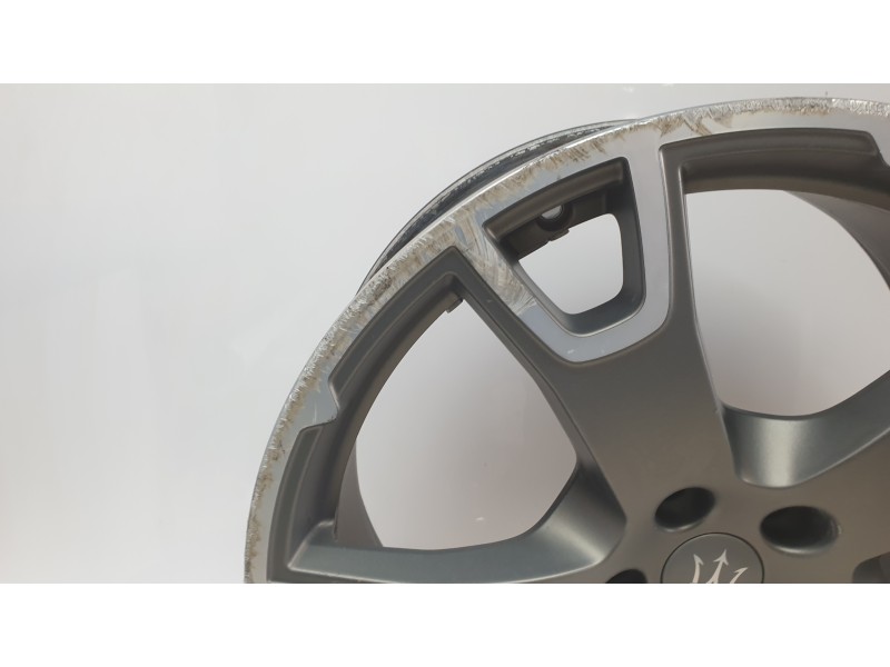 Recambio de llanta para maserati levante suv (m161) 3.0 d q4 referencia OEM IAM 670044701  