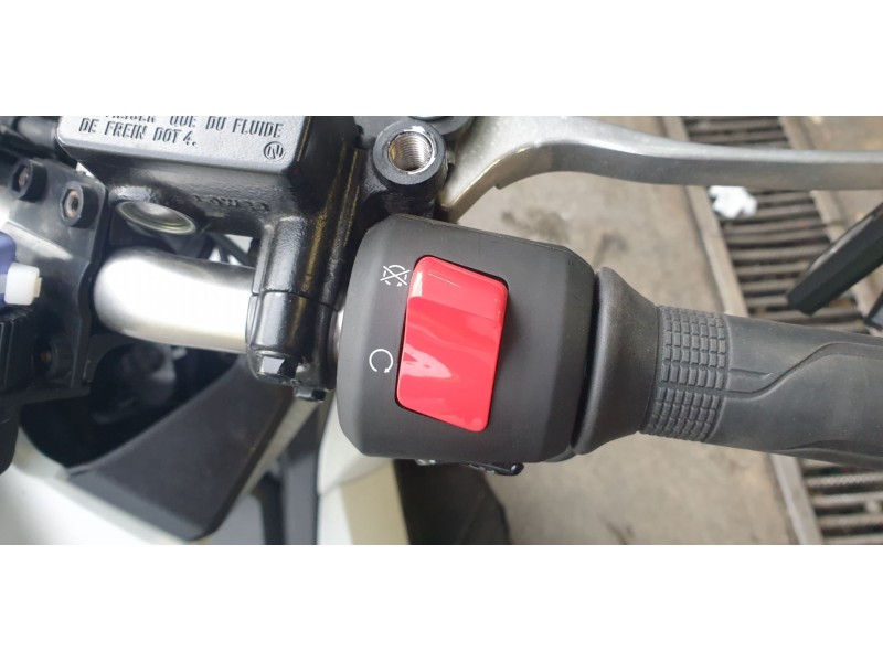 Recambio de piña luces derecha para honda adv 350 referencia OEM IAM 35130K2LD01  