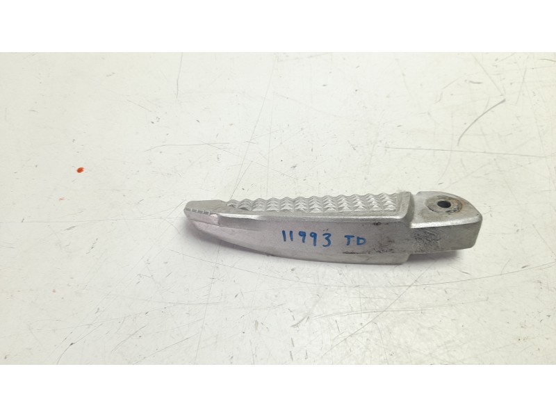 Recambio de estribera derecha para honda adv 350 referencia OEM IAM 50720K40F00  