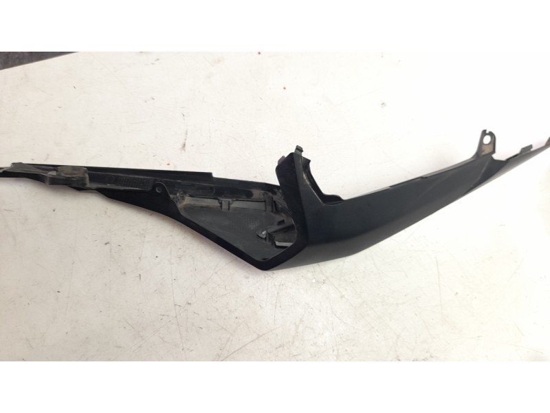 Recambio de moldura para honda cb 500f referencia OEM IAM 77251MKPJ000  