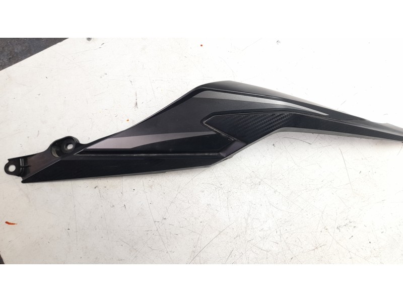 Recambio de moldura para honda cb 500f referencia OEM IAM 77251MKPJ000  