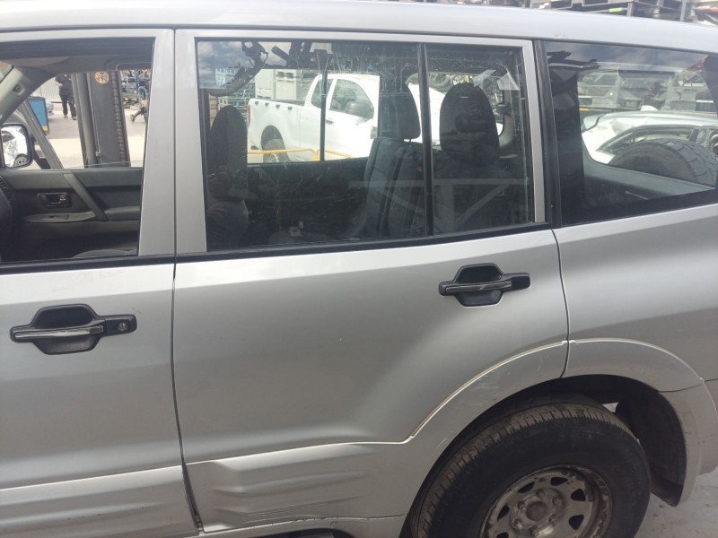 Recambio de puerta trasera izquierda para mitsubishi montero iii (v7_w, v6_w) 3.2 di-d (v68w, v78w) referencia OEM IAM   
