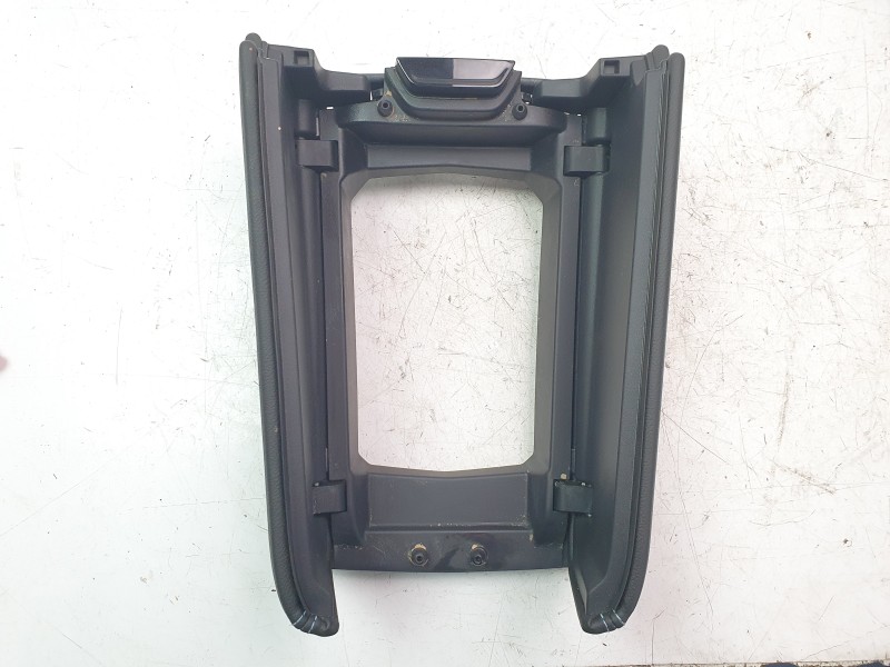 Recambio de apoyabrazos central para renault austral techno referencia OEM IAM 969207238R  