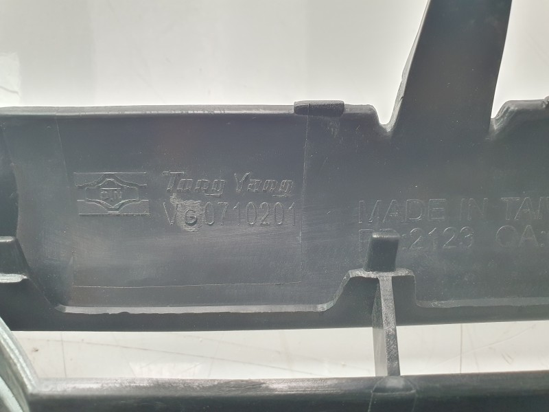 Recambio de rejilla delantera para volkswagen touran (5t1) 1.6 tdi referencia OEM IAM VG07102GA  