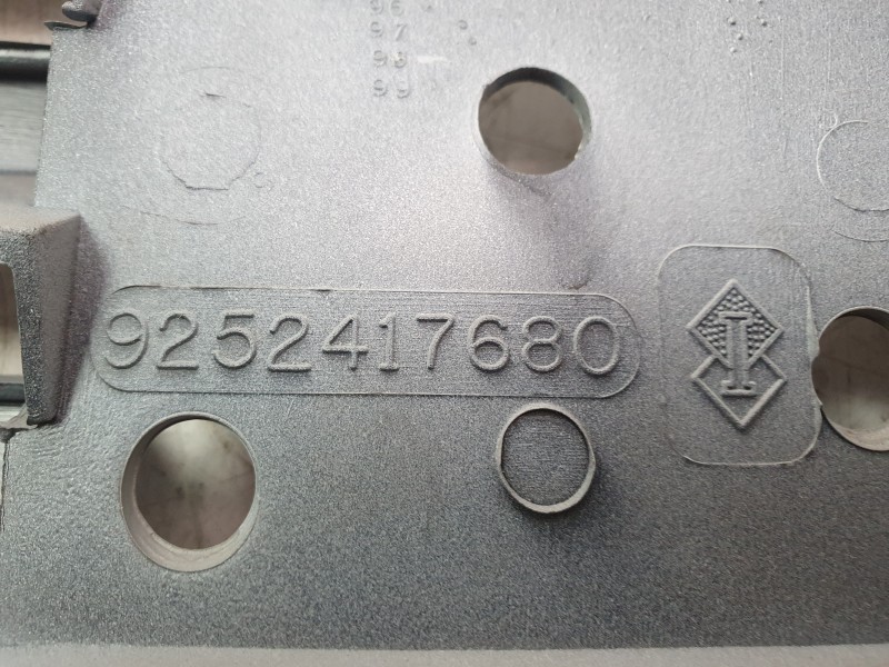 Recambio de rejilla delantera para peugeot 205 i (741a/c) 1.0 referencia OEM IAM 9252417680  