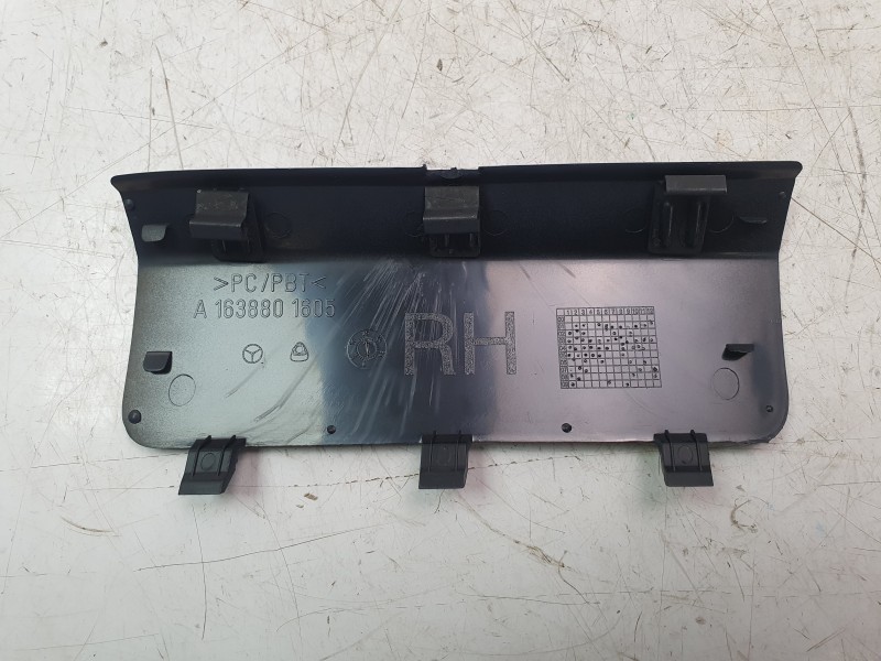 Recambio de moldura para mercedes-benz clase m (w163) ml 230 (163.136) referencia OEM IAM A1638801605  