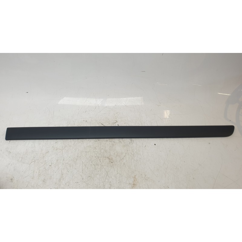 Recambio de moldura puerta delantera derecha para renault megane ii (bm0/1_, cm0/1_) 1.4 16v (bm0b, cm0b) referencia OEM IAM 770