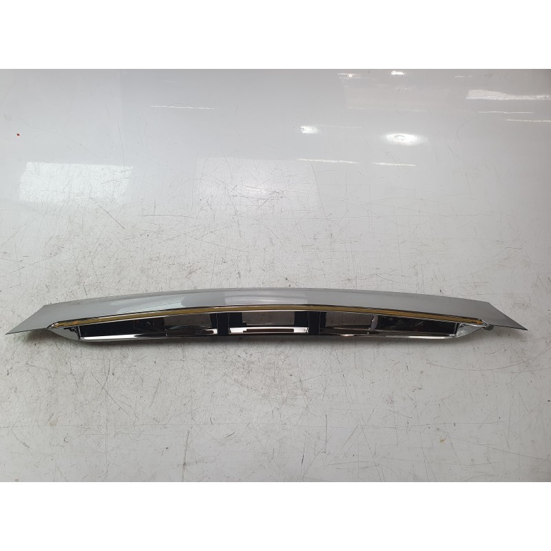 Recambio de embellecedor exterior central porton para renault fluence (l3_) 1.6 16v (l301, l30p, l30r) referencia OEM IAM 848108