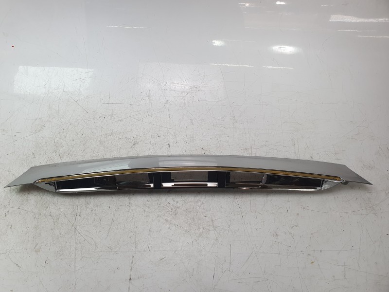 Recambio de embellecedor exterior central porton para renault fluence (l3_) 1.6 16v (l301, l30p, l30r) referencia OEM IAM 848108