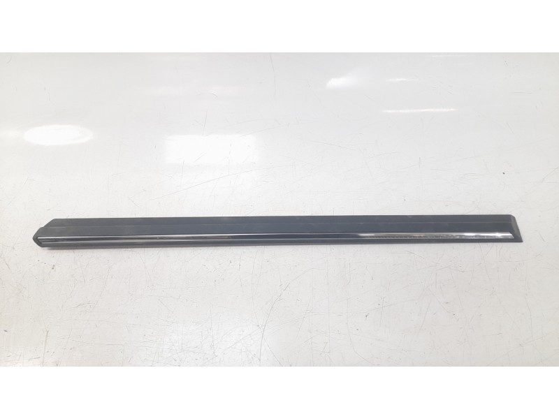 Recambio de moldura puerta delantera derecha para bmw 7 (e32) 750 i, il v12 referencia OEM IAM 51131908685  