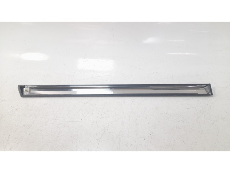 Recambio de moldura puerta delantera derecha para bmw 7 (e32) 750 i, il v12 referencia OEM IAM 51131908685  