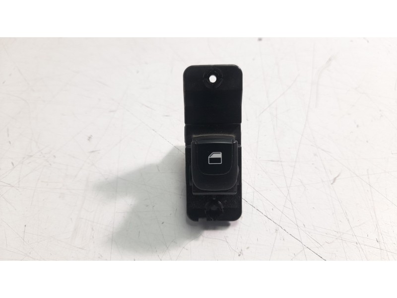 Recambio de mando elevalunas delantero derecho para kia stonic (ybcuv) 1.2 cat referencia OEM IAM 93575H8000WK  