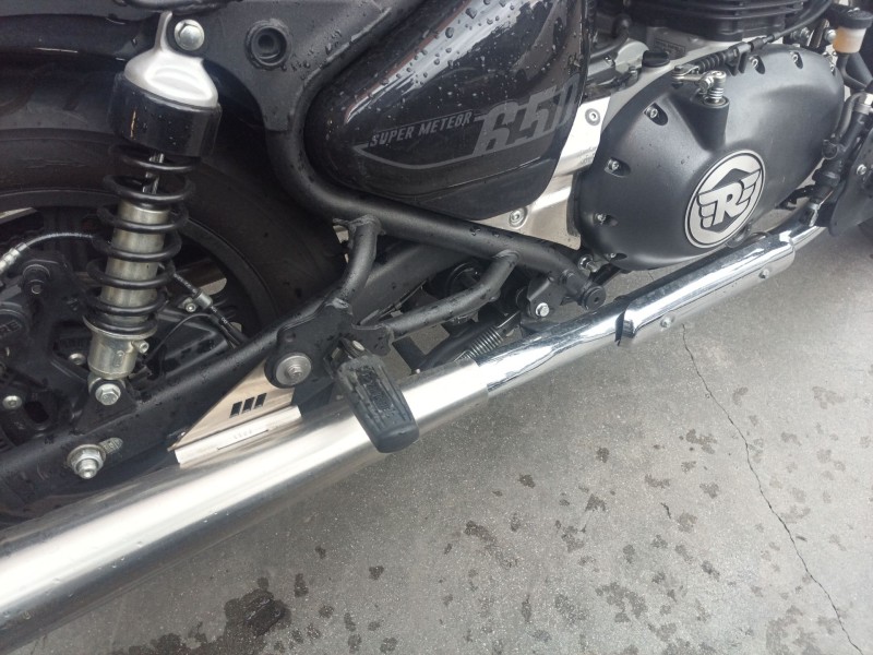 Recambio de estribo lateral para royal enfield super meteor 650 super meteor 650 referencia OEM IAM   