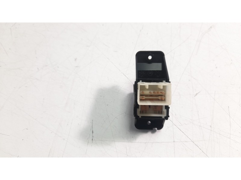 Recambio de mando elevalunas trasero izquierdo para kia stonic (ybcuv) 1.2 cat referencia OEM IAM 93580H8000  