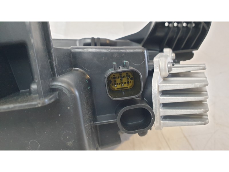 Recambio de faro derecho para lynk & co 01 phev referencia OEM IAM 8893628771  