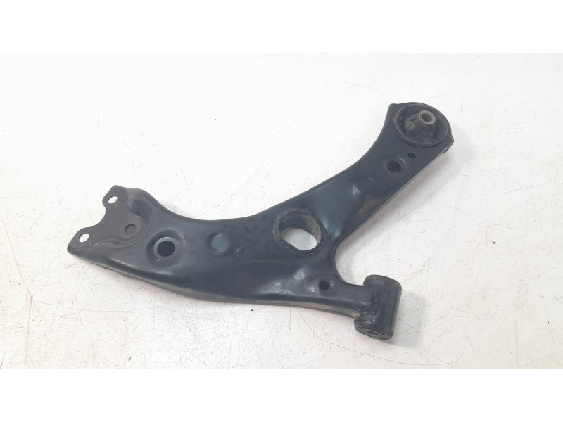 Recambio de brazo suspension inferior delantero derecho para toyota c-hr (_x1_) 1.8 hybrid (zyx10_, zyx11_) referencia OEM IAM 4