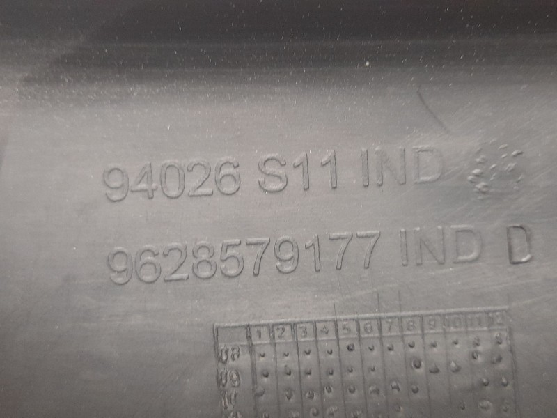 Recambio de moldura para peugeot 206 4-trg. referencia OEM IAM 9628579177  