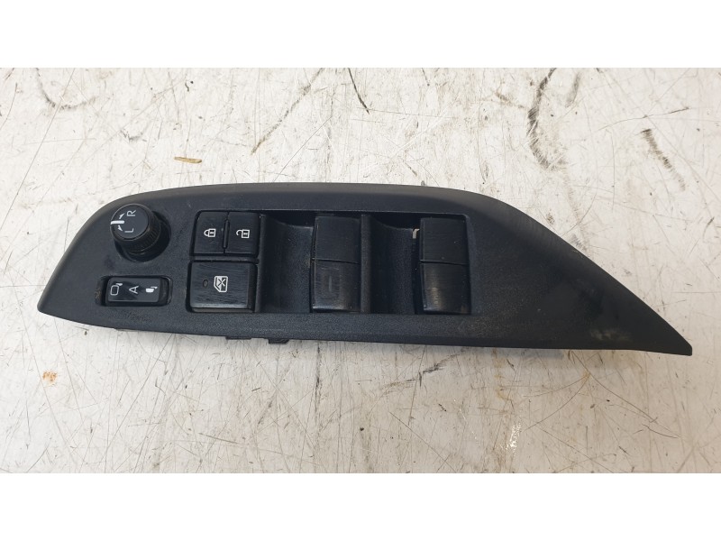 Recambio de mando elevalunas delantero izquierdo para toyota yaris cross hybrid 2wd active tech referencia OEM IAM 8404002550  