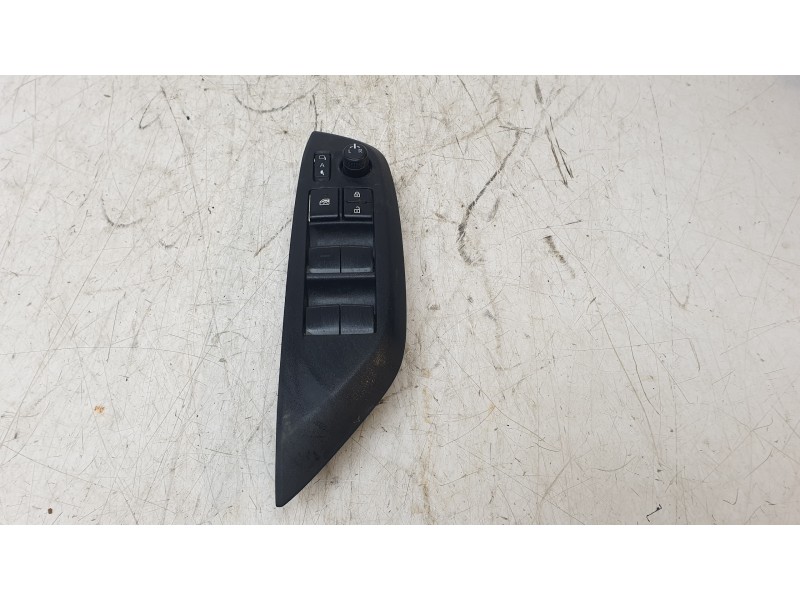 Recambio de mando elevalunas delantero izquierdo para toyota yaris cross hybrid 2wd active tech referencia OEM IAM 8404002550  